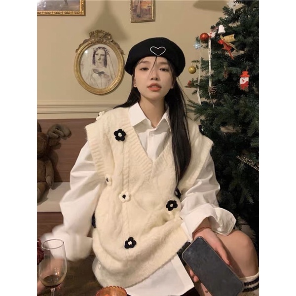 Áo gile len dệt, sát nách màu trắng đính hoa nổi + áo sơmi trắng, phong cách vintage
