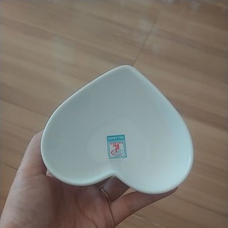 Chén tim nhựa , muổng sứ hồng