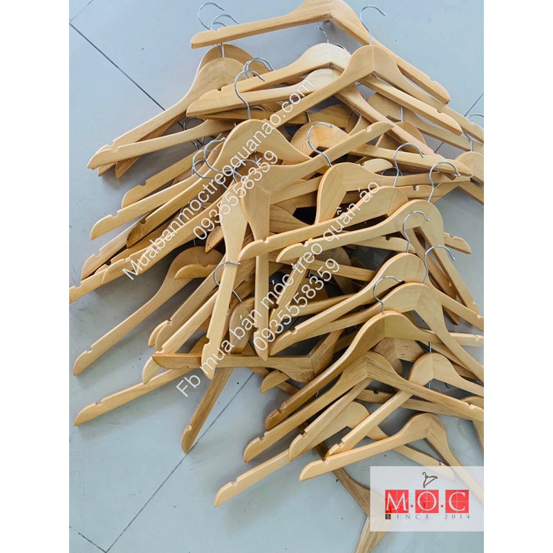 Móc áo gỗ vàng treo quần áo