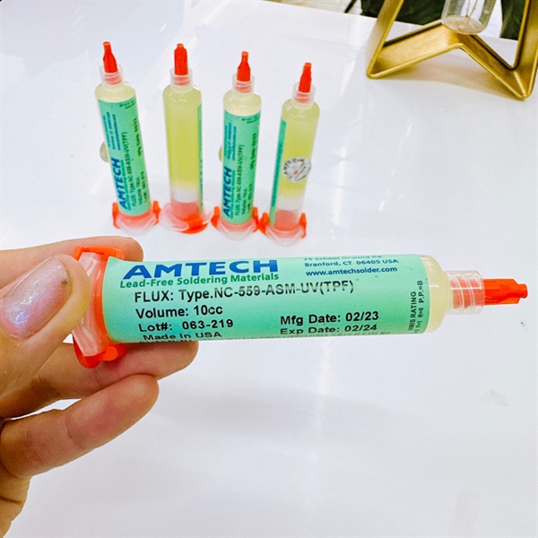 Mỡ hàn không khói Amtech NC-559-ASM-UV   - dạng tuýp hàng như hình.