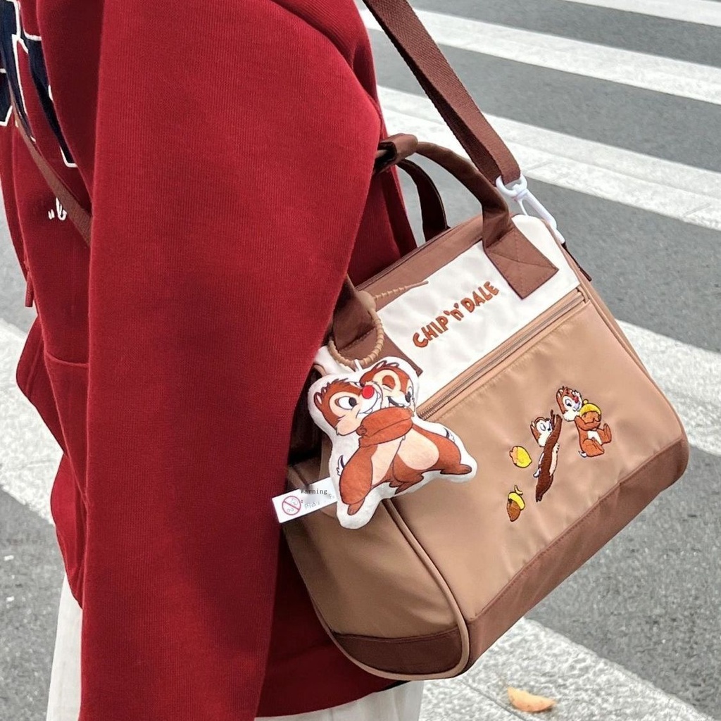 Hàng sẵn sàng!Âm nhạc mát mẻ hợp thời trang chơi disney portable messenger bag female 2023 new large-capacity cute strawberry bear sho