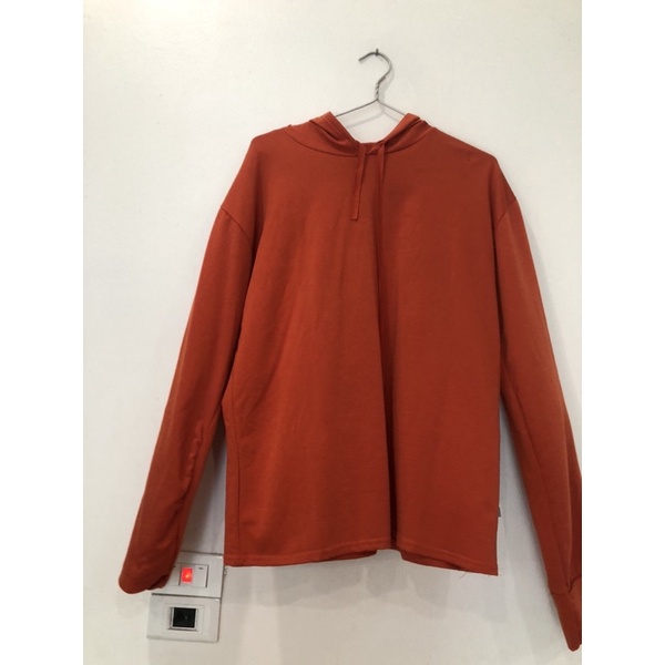 Pass áo phông cam dài tay có mũ