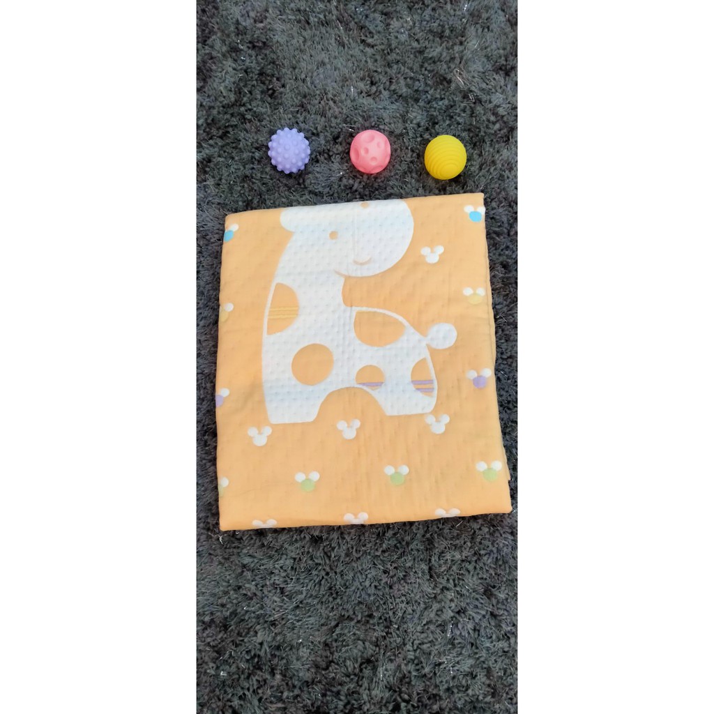 Chăn em bé vải lưới dày 2 lớp hình 5 con hươu 110*110 ,  chất liệu cotton 100% , thương hiệu Aiueo Nhật Bản