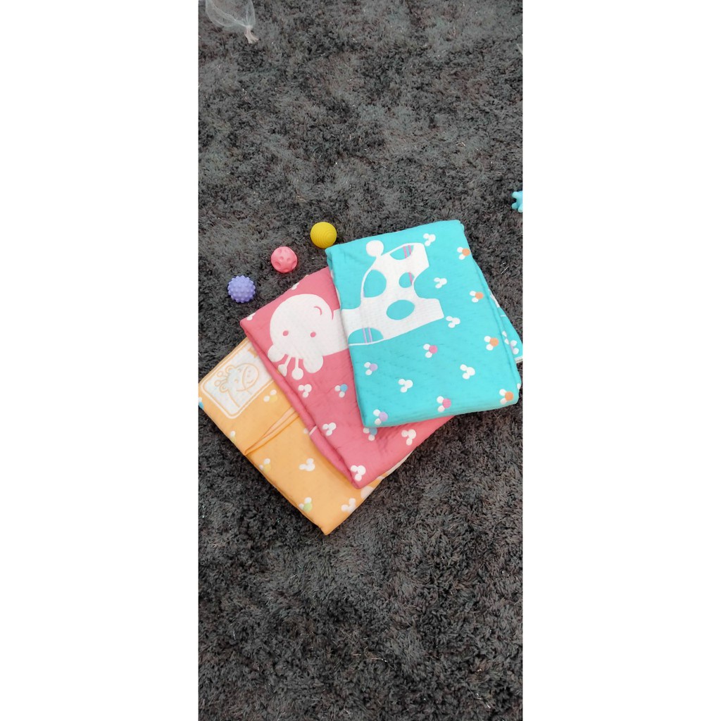 Chăn em bé vải lưới dày 2 lớp hình 5 con hươu 110*110 ,  chất liệu cotton 100% , thương hiệu Aiueo Nhật Bản