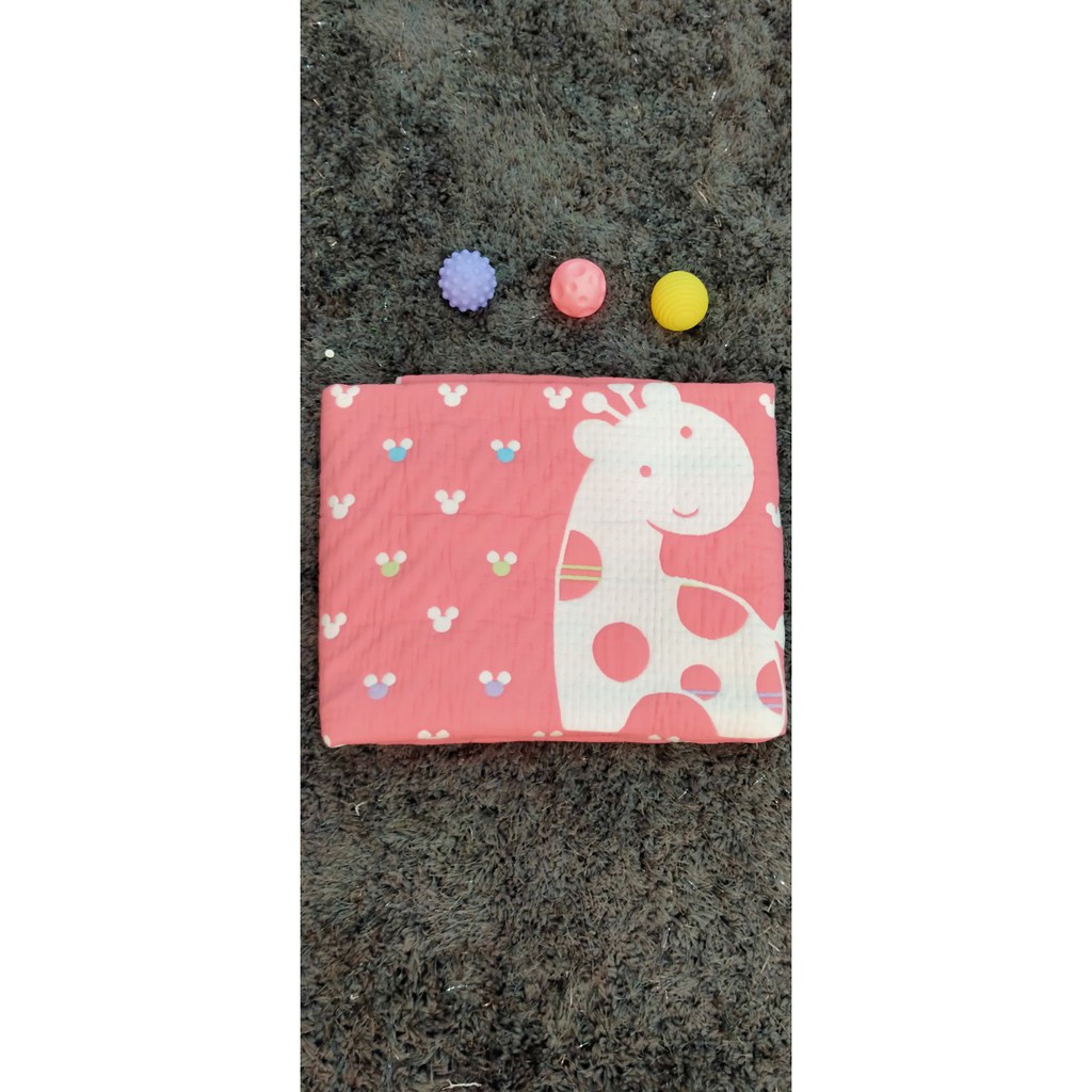 Chăn em bé vải lưới dày 2 lớp hình 5 con hươu 110*110 ,  chất liệu cotton 100% , thương hiệu Aiueo Nhật Bản