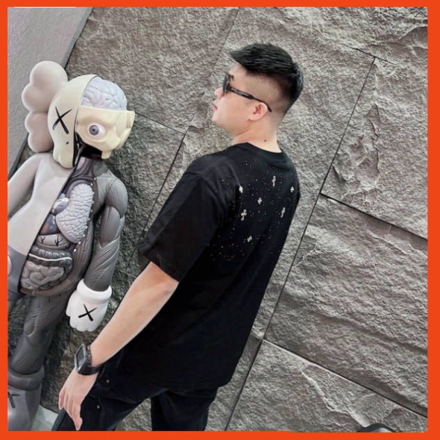 Áo Phông Nam Nữ Chorme Heart In Nhũ Siêu Cấp Co Dãn Hai Chiều, Áo Thun Nam Nữ Chất Liệu Cotton Siêu Hot 2023. L.Bouti