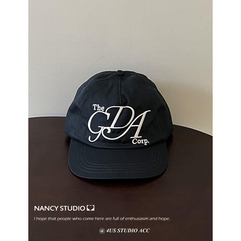 Niche nhà thiết kế phong cách thêu chữ cái mũ phẳng vành phụ nữ trông nhỏ high-end navy blue couple mũ bóng chày