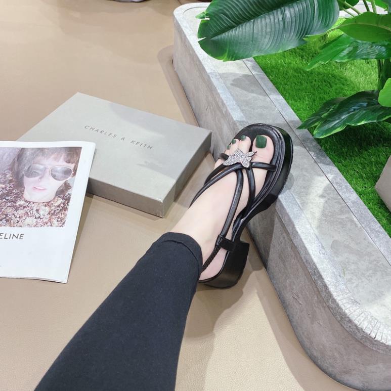 GIÀY SANDAL XỎ NGÓN QUAI DÂY ỐNG CHARM ĐÁ ĐẾ ĐÚC PU CAO 5 PHÂN