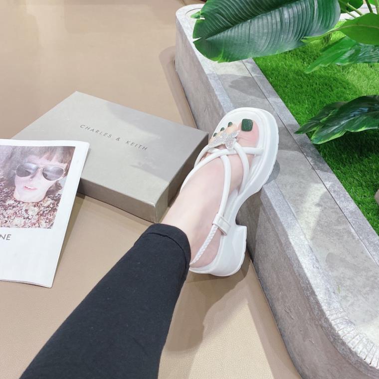 GIÀY SANDAL XỎ NGÓN QUAI DÂY ỐNG CHARM ĐÁ ĐẾ ĐÚC PU CAO 5 PHÂN