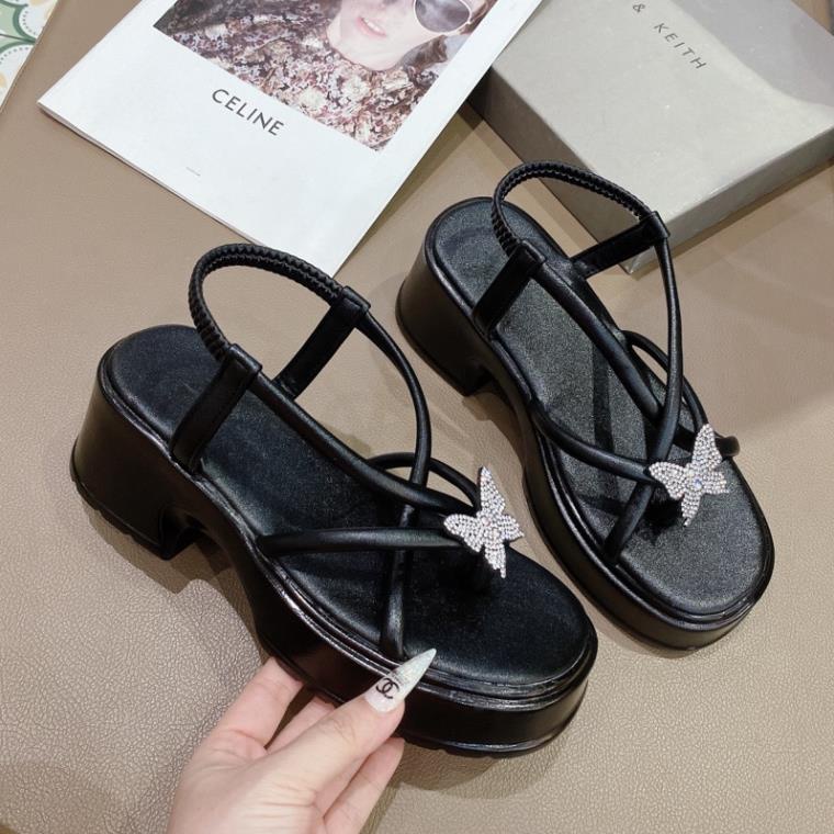 GIÀY SANDAL XỎ NGÓN QUAI DÂY ỐNG CHARM ĐÁ ĐẾ ĐÚC PU CAO 5 PHÂN