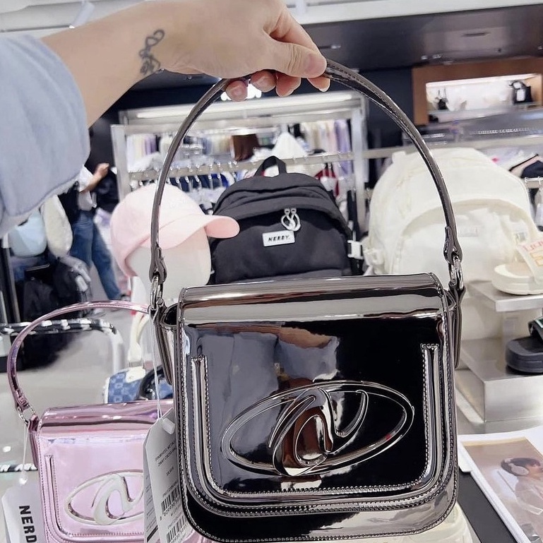 Túi đeo chéo Nerdy chính hãng kim loại crossback 2 chiều, túi xách da bóng sáng sang trọng | 핀휠 메탈릭 투웨이 크로스백