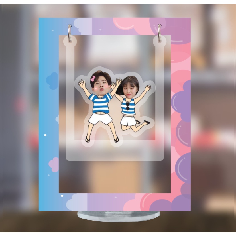 Mô hình standee lắc lư đu đu cặp đôi dễ thương quà tặng mica in theo yêu cầu hình tự chọn
