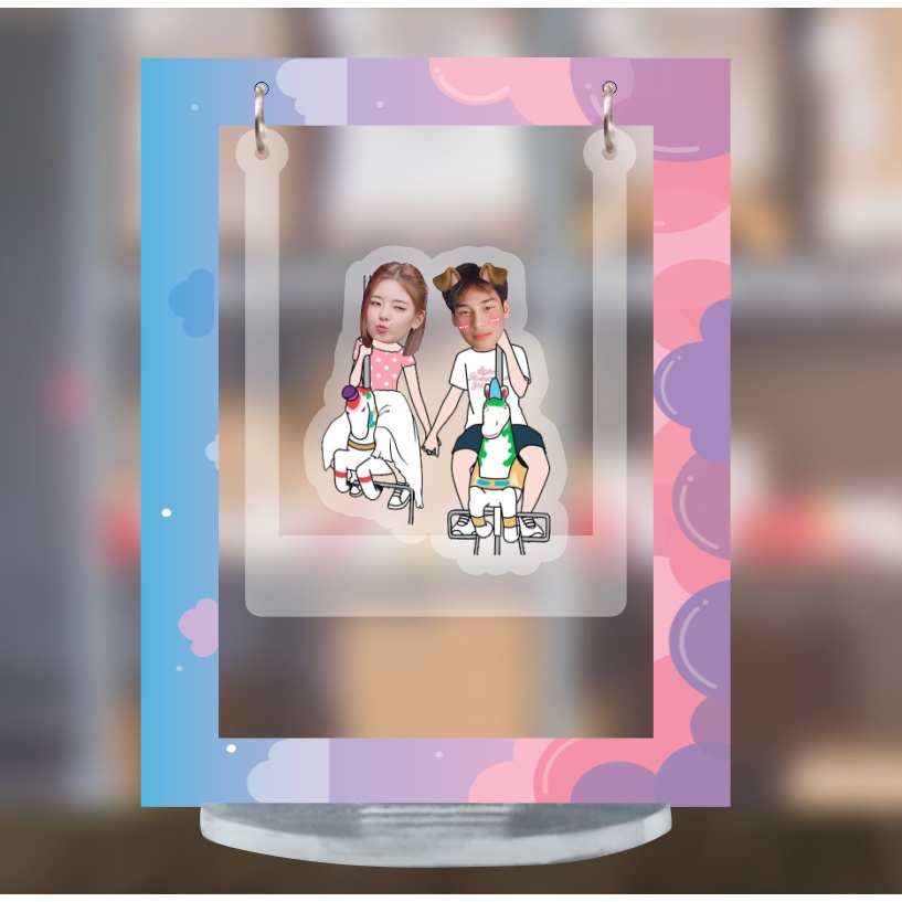 Mô hình standee lắc lư đu đu cặp đôi dễ thương quà tặng mica in theo yêu cầu hình tự chọn