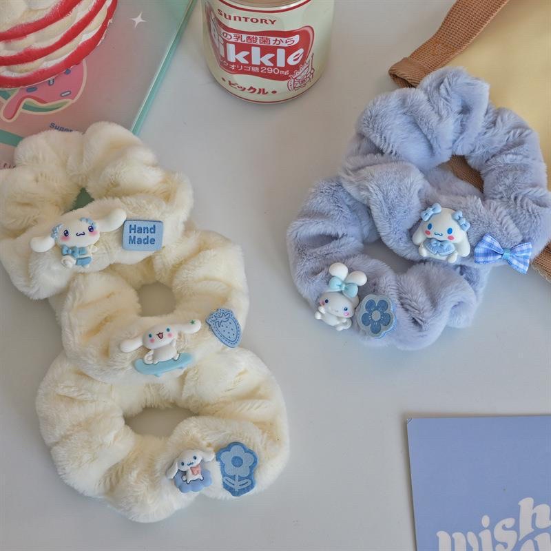 Dây buộc tóc Scrunches có gắn charm hình Cinnamol