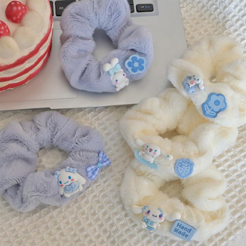 Dây buộc tóc Scrunches có gắn charm hình Cinnamol