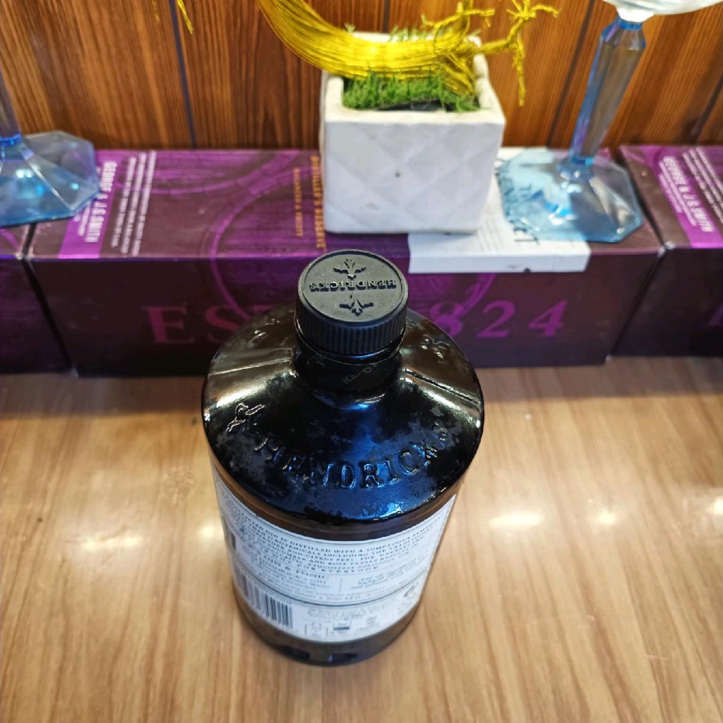 Vỏ chai rượu ngoại Hendricks trưng bày Decor mới 99%
