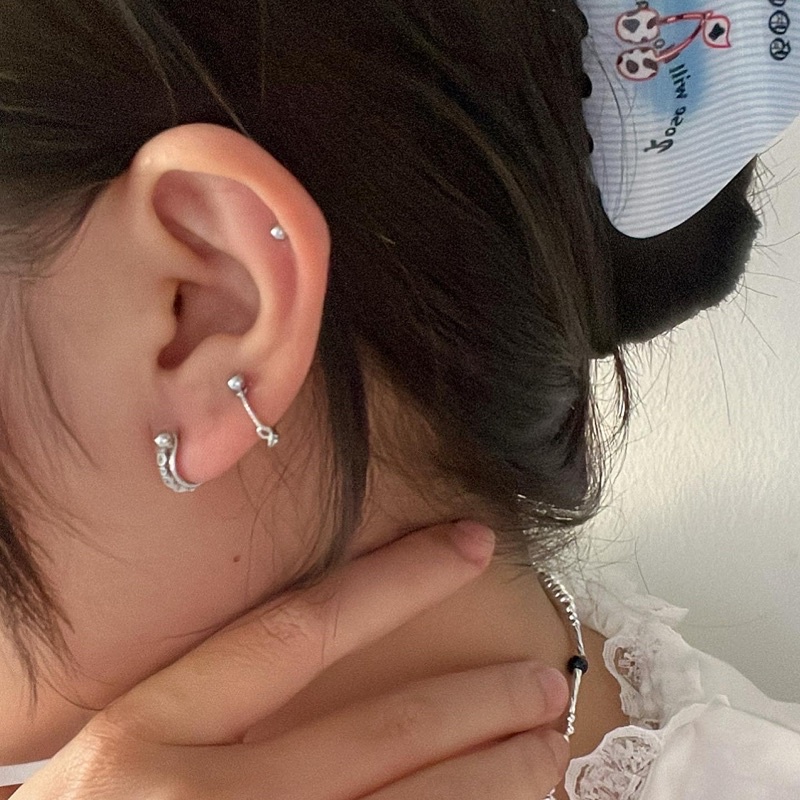 𝐯𝐞𝐥𝐯𝐞𝐭𝐩𝐢𝐧𝐤.𝐚𝐜𝐜🇰🇷 | Khuyên tai chữ U chốt bi vặn 2 đầu phong cách cá tính