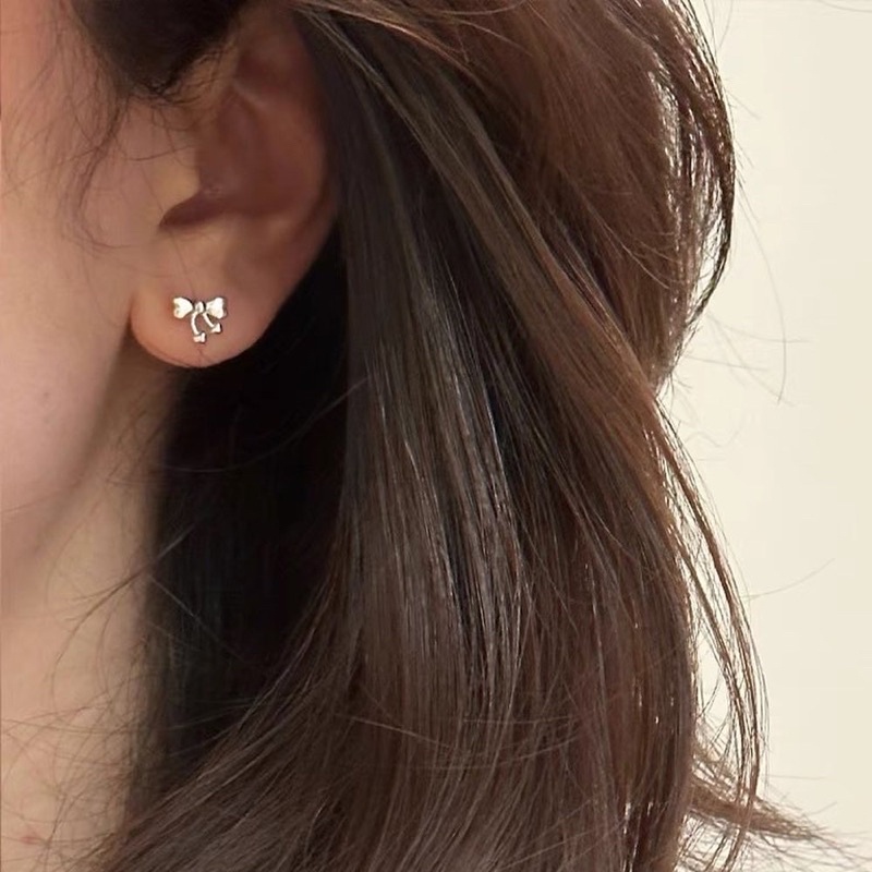 𝐯𝐞𝐥𝐯𝐞𝐭𝐩𝐢𝐧𝐤.𝐚𝐜𝐜🇰🇷 | Khuyên tai chốt bi vặn hình chiếc nơ