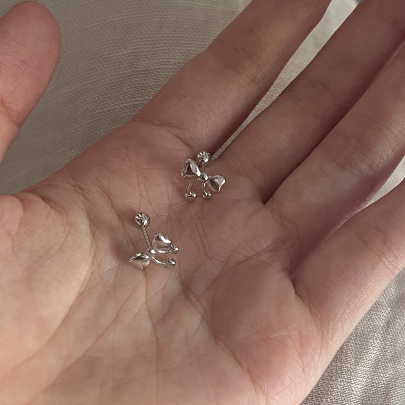 𝐯𝐞𝐥𝐯𝐞𝐭𝐩𝐢𝐧𝐤.𝐚𝐜𝐜🇰🇷 | Khuyên tai chốt bi vặn hình chiếc nơ