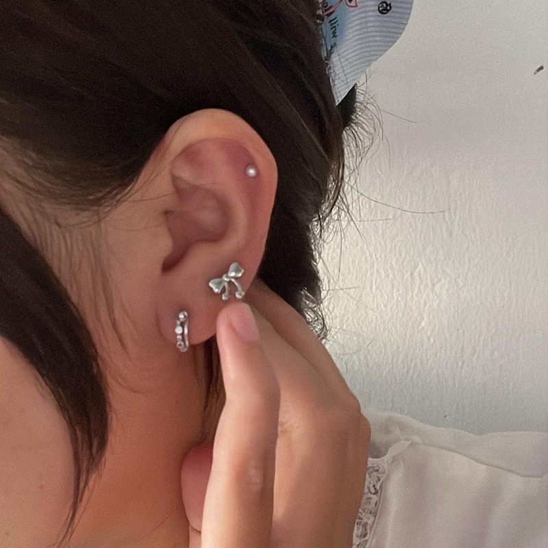 𝐯𝐞𝐥𝐯𝐞𝐭𝐩𝐢𝐧𝐤.𝐚𝐜𝐜🇰🇷 | Khuyên tai chốt bi vặn hình chiếc nơ