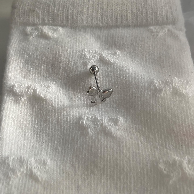 𝐯𝐞𝐥𝐯𝐞𝐭𝐩𝐢𝐧𝐤.𝐚𝐜𝐜🇰🇷 | Khuyên tai chốt bi vặn hình chiếc nơ