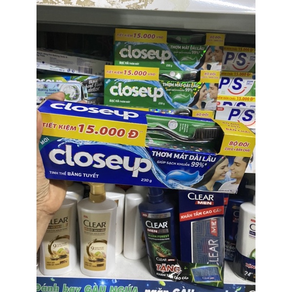 Kem đánh răng Closeup kẹp bàn chải 15k 230gr