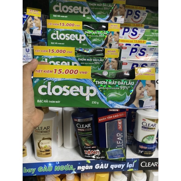 Kem đánh răng Closeup kẹp bàn chải 15k 230gr