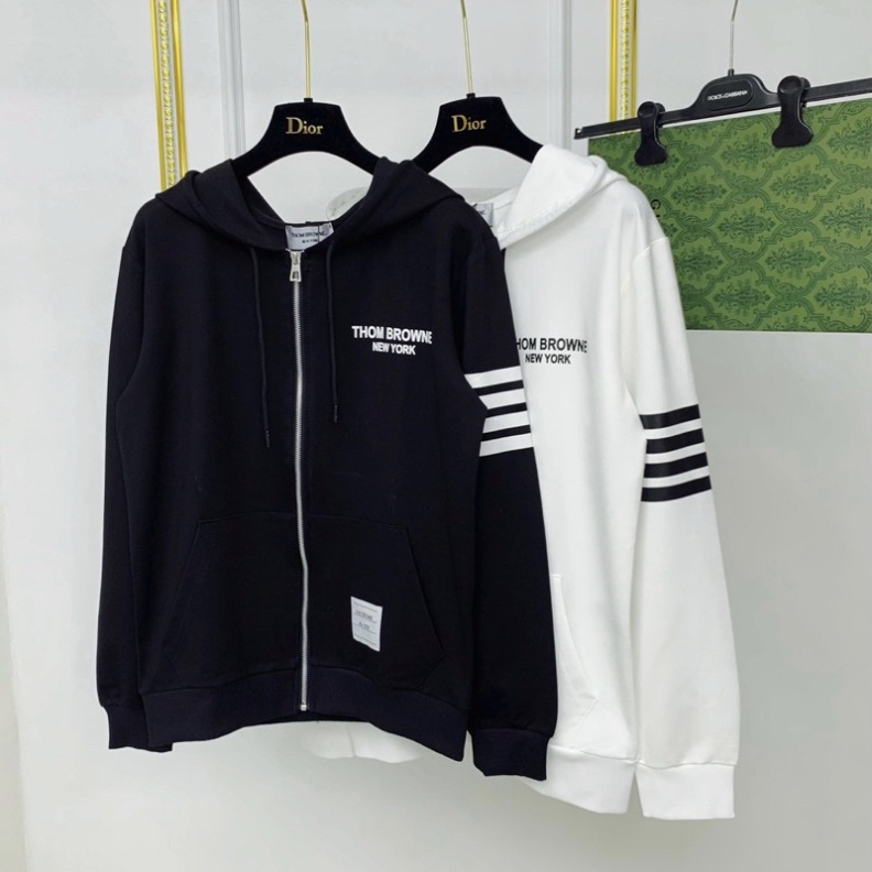 Áo khoác hoodie nỉ nam nữ Thom Browne dập chữ ngực thêu logo túi phối 4 sọc kẻ tay khoá zip kéo cực đẹp KHD07P A86