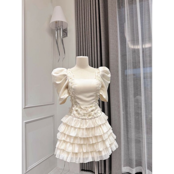 Đầm tafta cổ vuông