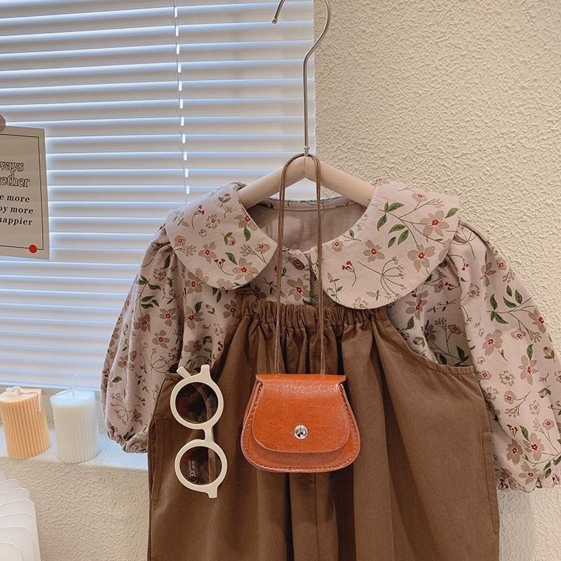 Bộ hai món Áo sơ mi hoa dài tay mùa thu Hàn Quốc + Quần yếm rộng rãi cho bé