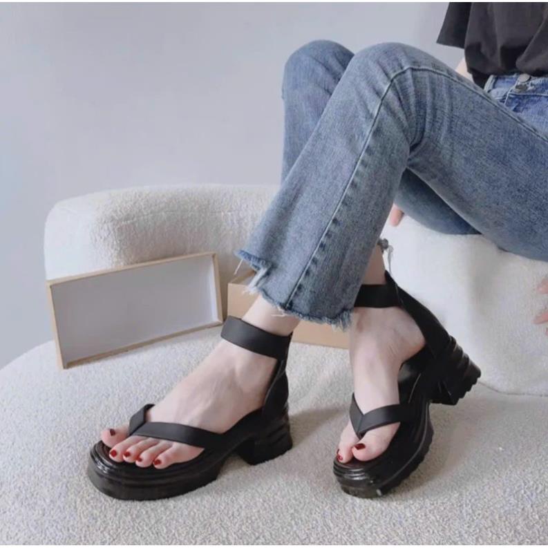 GIÀY SANDAL ĐẾ THÔ HẬU DÂY KÉO QUAI XỎ NGÓN KIỂU MỚI THỜI TRANG