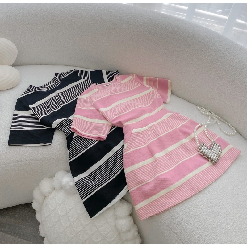 Set Áo Thun Tay Ngắn Kẻ Sọc Ngang Mix Chân Váy Màu Hồng Đen Cotton