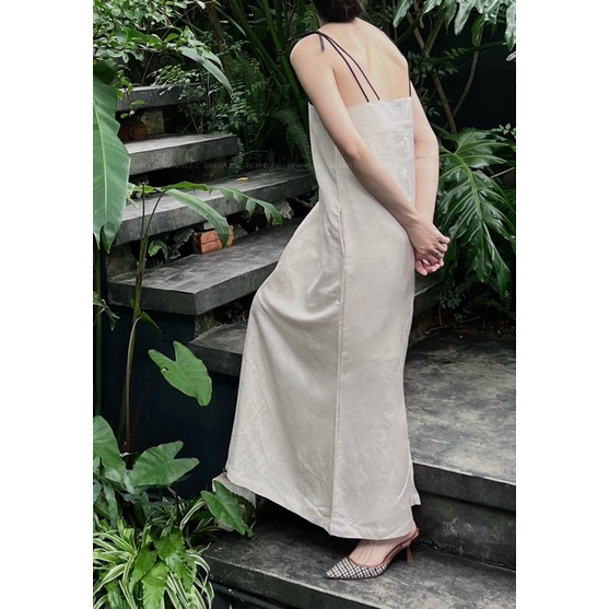 “ 𝐈𝐓 𝐃𝐑𝐄𝐒𝐒 “ váy xuông cắt ngực trên chất liệu linen lấp lánh