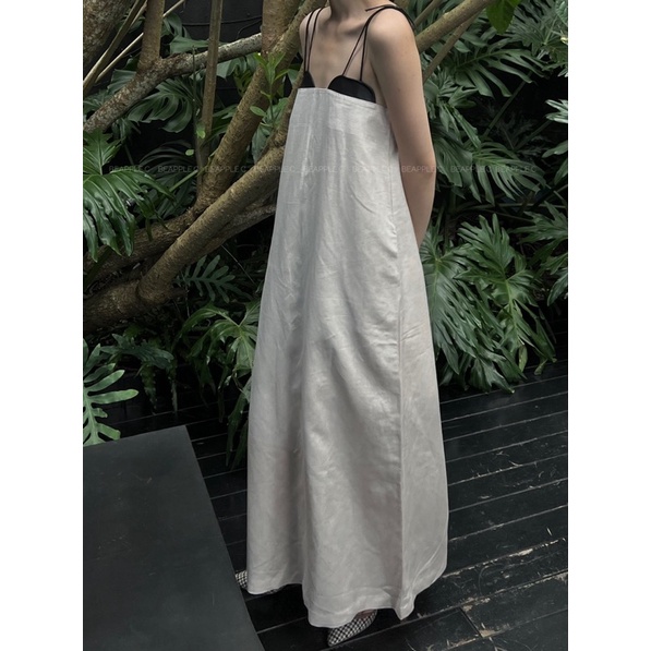 “ 𝐈𝐓 𝐃𝐑𝐄𝐒𝐒 “ váy xuông cắt ngực trên chất liệu linen lấp lánh