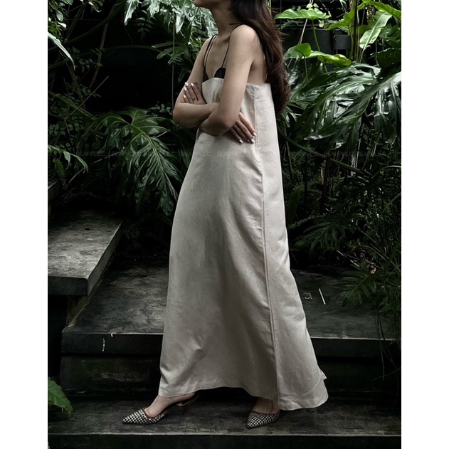 “ 𝐈𝐓 𝐃𝐑𝐄𝐒𝐒 “ váy xuông cắt ngực trên chất liệu linen lấp lánh