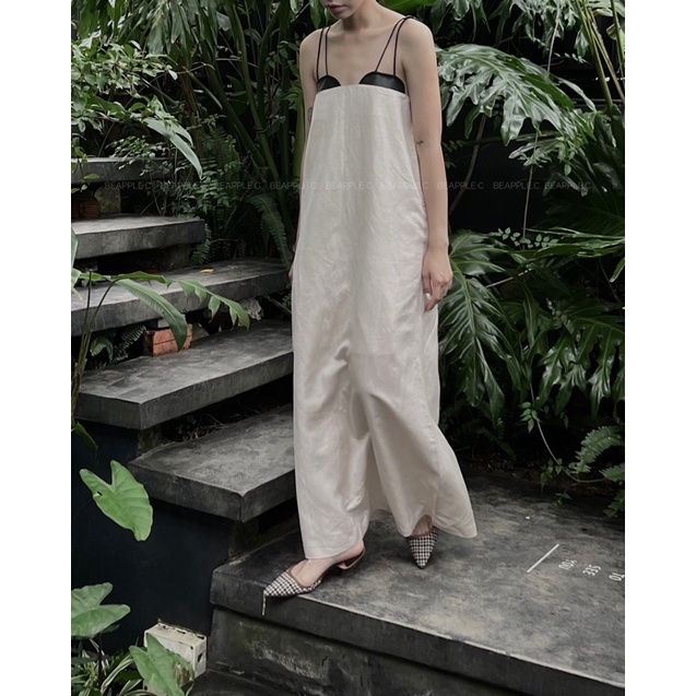 “ 𝐈𝐓 𝐃𝐑𝐄𝐒𝐒 “ váy xuông cắt ngực trên chất liệu linen lấp lánh