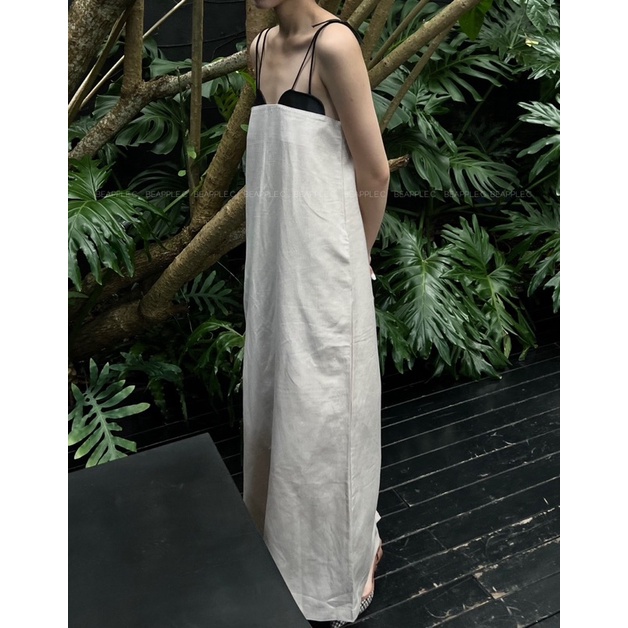 “ 𝐈𝐓 𝐃𝐑𝐄𝐒𝐒 “ váy xuông cắt ngực trên chất liệu linen lấp lánh