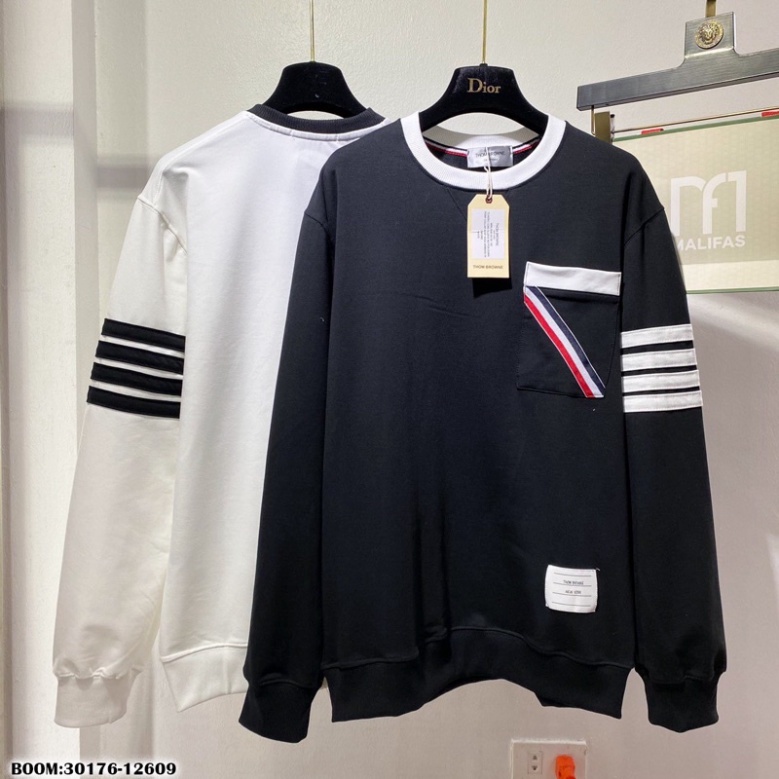 Áo nỉ sweater Thom Browne nam nữ thêu 4 sọc tay túi ngực vạch chéo logo chất nỉ Hàn bo chun hai lớp dày dặn.GenZ