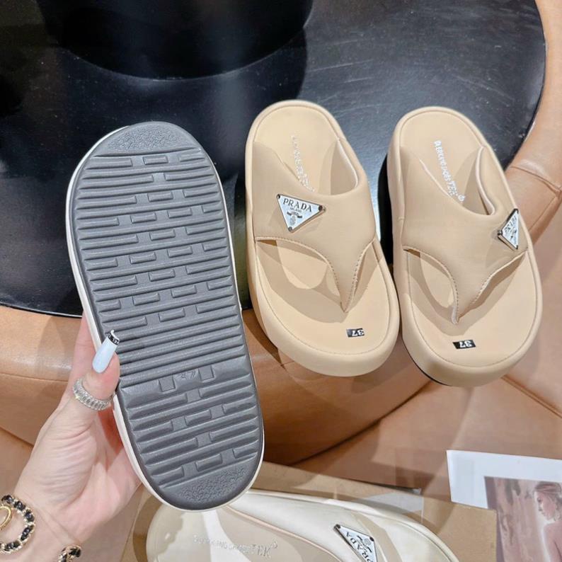 DÉP DA P R A D A XỎ NGÓN LÊN CHÂN XINH