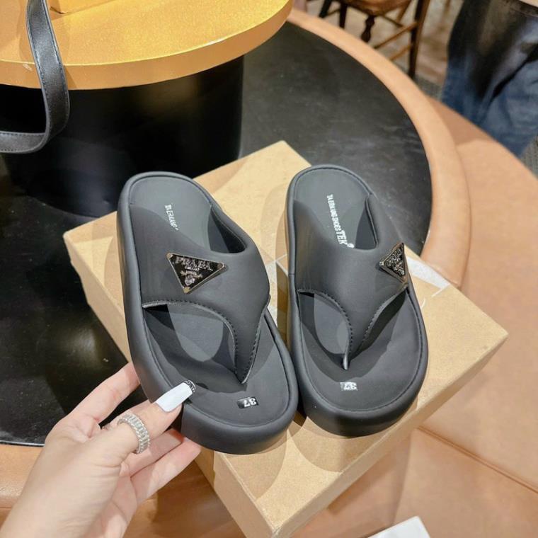 DÉP DA P R A D A XỎ NGÓN LÊN CHÂN XINH