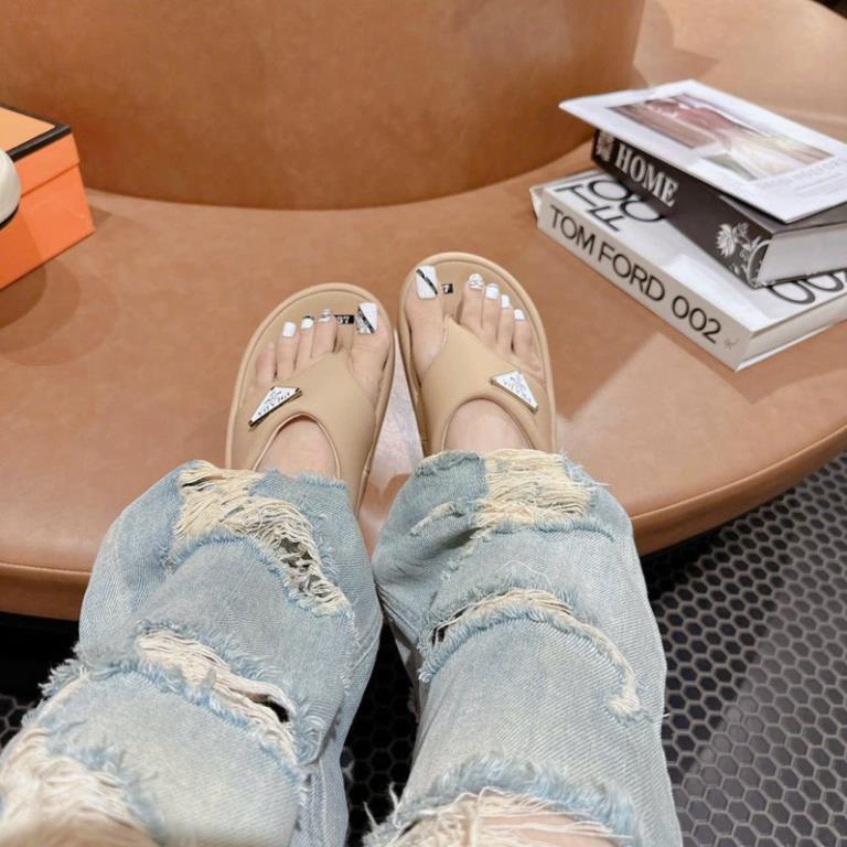 DÉP DA P R A D A XỎ NGÓN LÊN CHÂN XINH