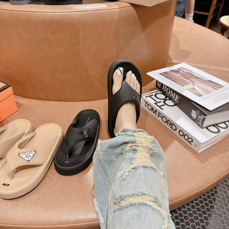 DÉP DA P R A D A XỎ NGÓN LÊN CHÂN XINH