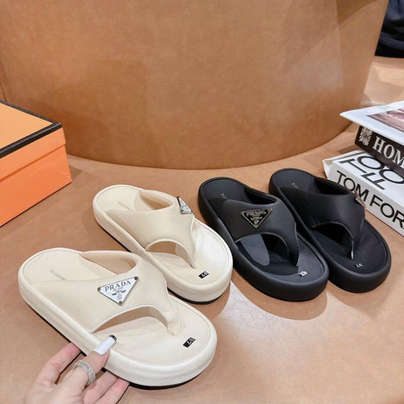 DÉP DA P R A D A XỎ NGÓN LÊN CHÂN XINH