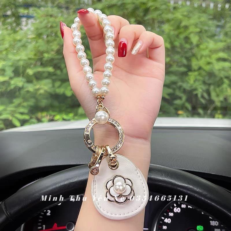 Móc khóa ô tô đính đá hoa trà trang trí xe hơi sang trọng
