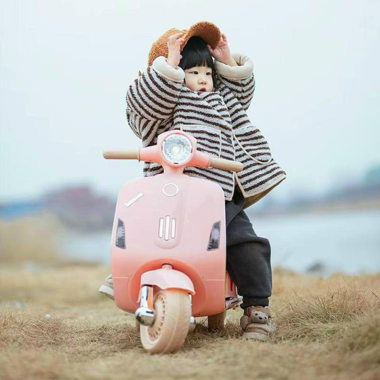 Xe máy điện trẻ em,điều khiền bằng chân ga xe máy Vepa  có nhạc, USB, đi 2 chiều bế chơi lá mê