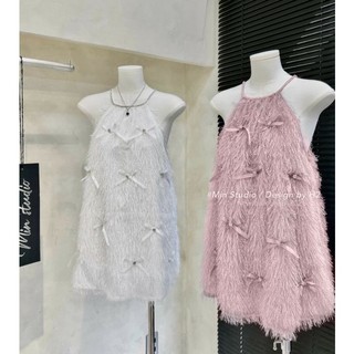 Đầm cổ yếm lông vũ