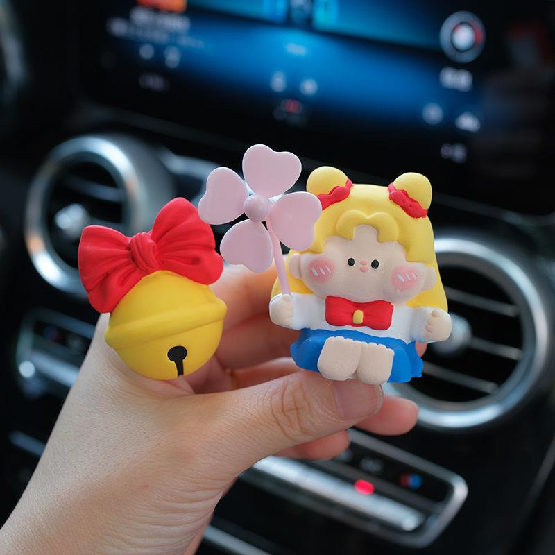 Phụ Kiện Khuếch Tán Nước Hoa Gắn Điều Hòa Xe Hơi Hình Thủy Thủ Mặt Trăng