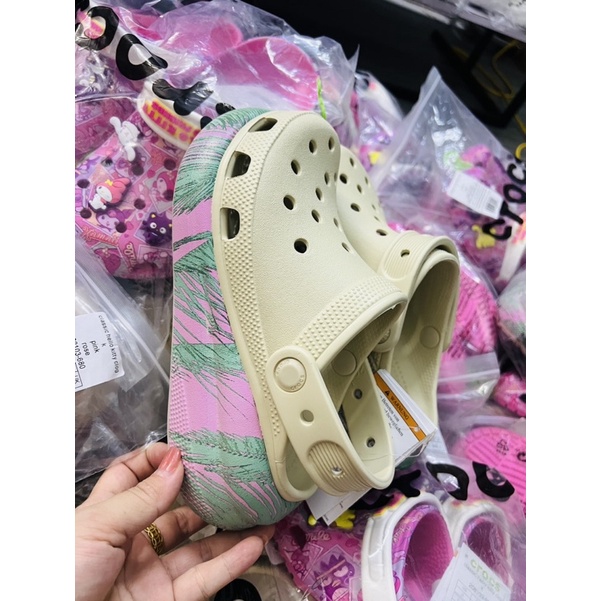 Sục crocs loang