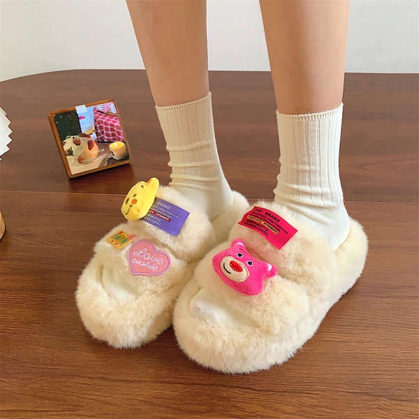 Dễ Thương Dép Quai Ngang Đế Dày Chống Trượt Đính Lông Xù Hình Gấu Dâu Tây Đáng Yêu