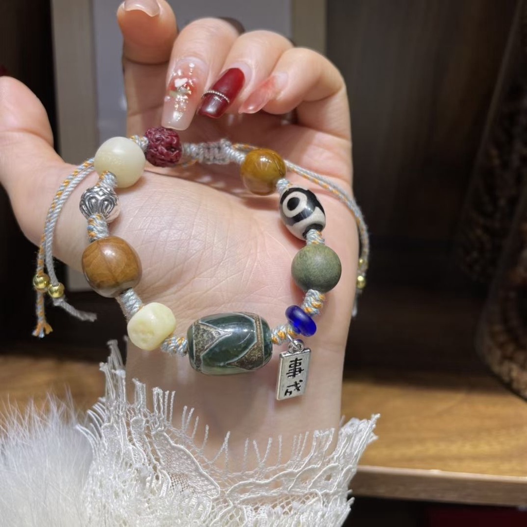 Vòng Tay Mã Não Tự Nhiên Bằng Gỗ Đàn Hương Xanh Lá / Vàng / Đỏ Phong Cách Phật Giáo Hong kong 9.2